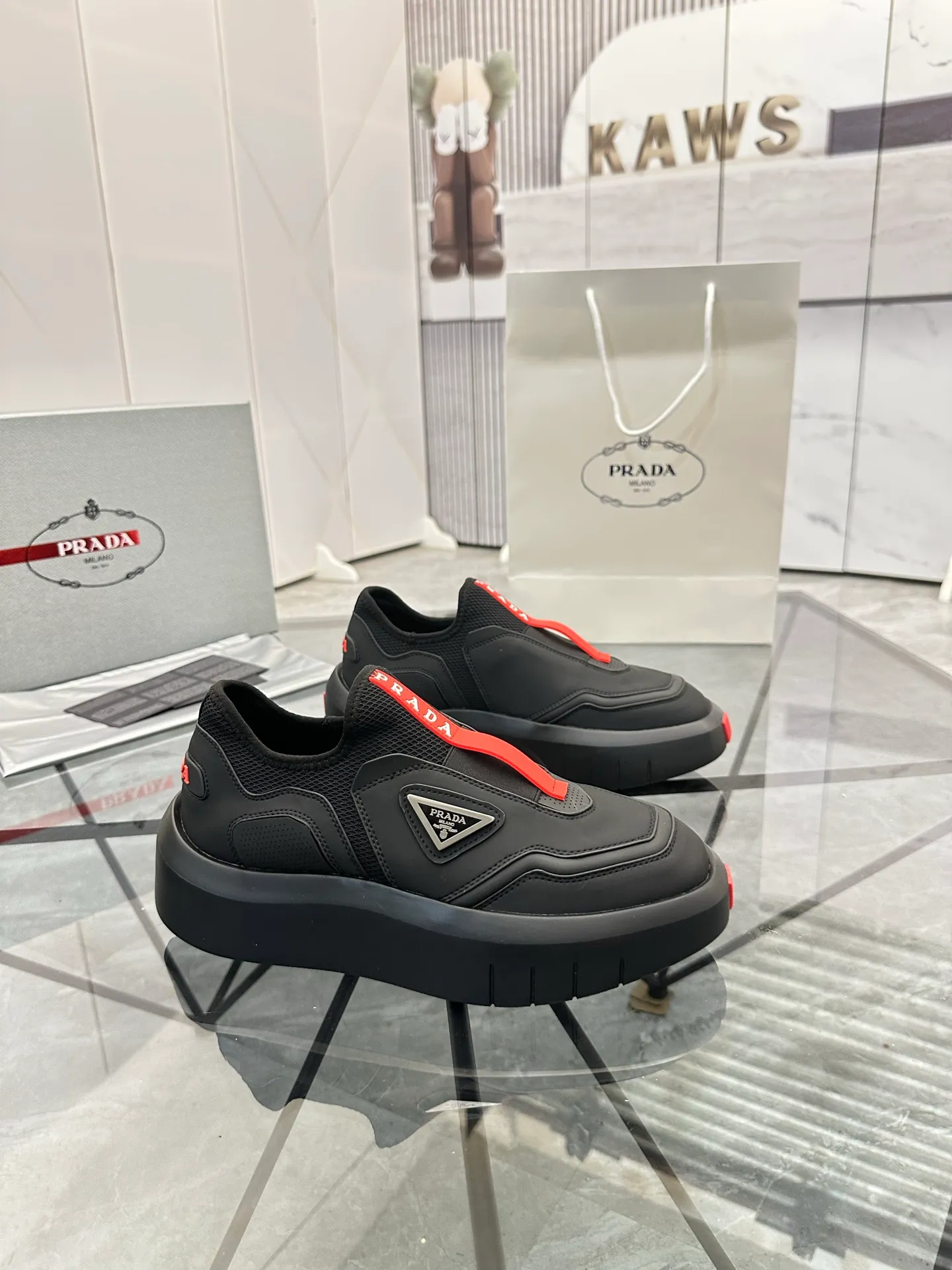 Men's shoes: 💰P500¥ High-end, complete package Product trademark: Prada *"Prada*" low-top casual shoes Regular size: 38-44 (can be customized to 45.46) Couple style Product materials: Upper imported cowhide stitched with original fabric, breathable lining, original outsole. Number: 846